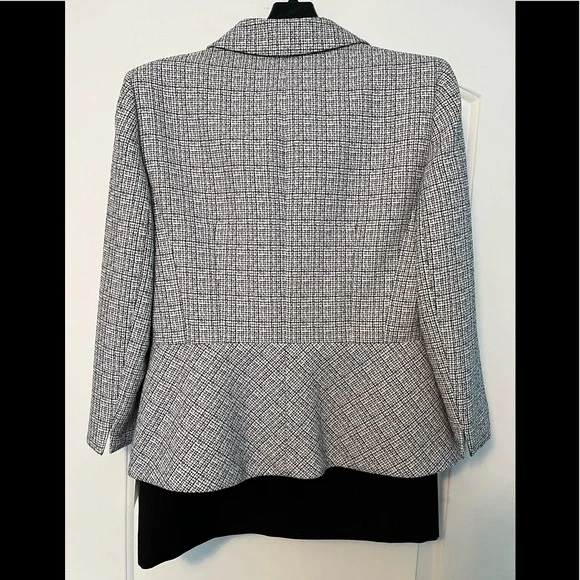 Le Suit - Women’s Suit Jacket and Skirt - Picture 2 of 5